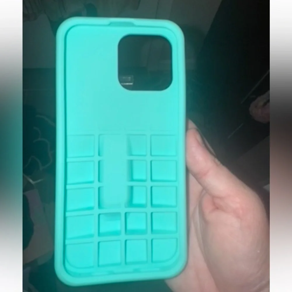 BEBE IPhone 13,14 pro plus silicone lipgloss holder phone case Tiffany blue nwt